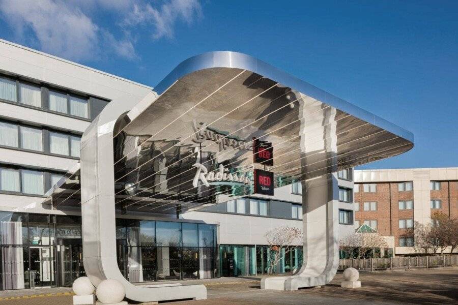 Radisson Hotel and Conference Centre London Heathrow facade