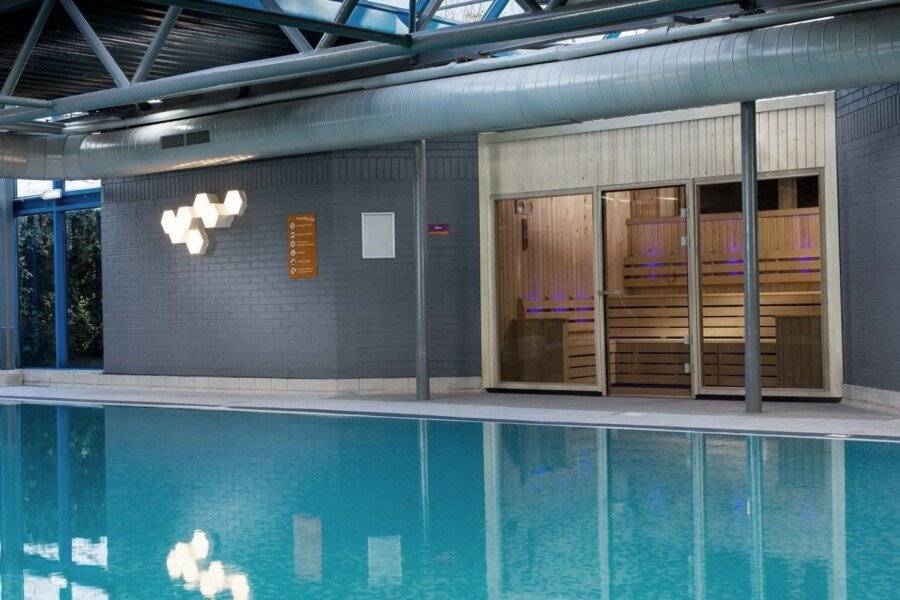 Radisson Hotel and Conference Centre London Heathrow indoor pool,spa