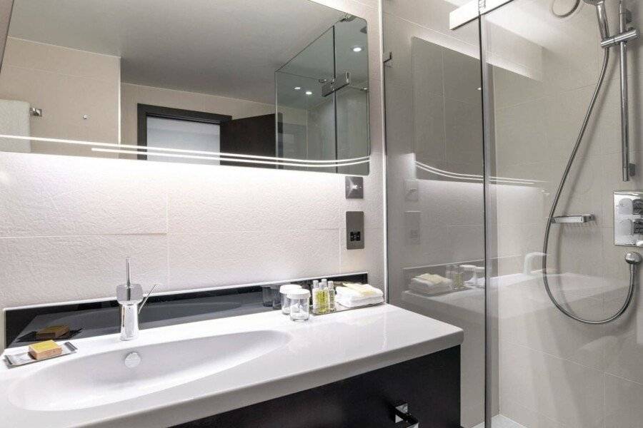 Hilton London Heathrow Airport bathtub