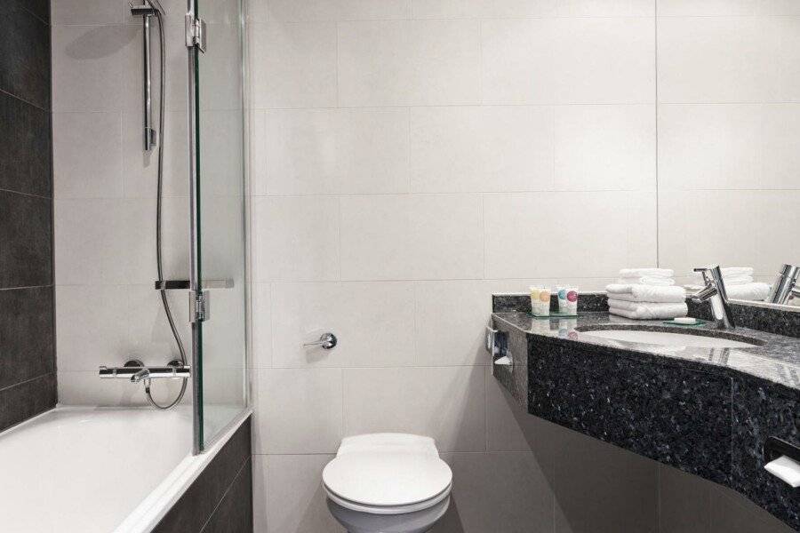 Hyatt Place London Heathrow Airport bathtub