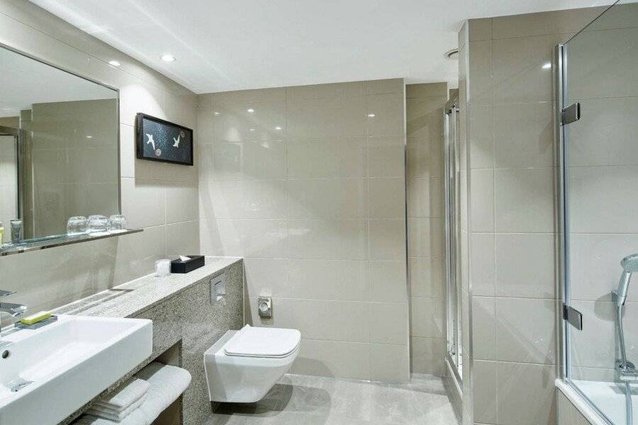 London Heathrow Marriott Hotel bathtub