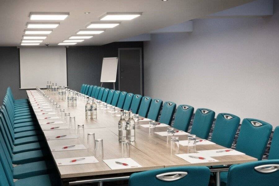 Leonardo London Heathrow Airport conference room,meeting room