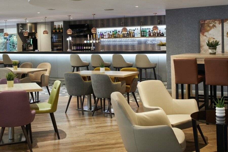 Leonardo London Heathrow Airport restaurant, bar, lobby