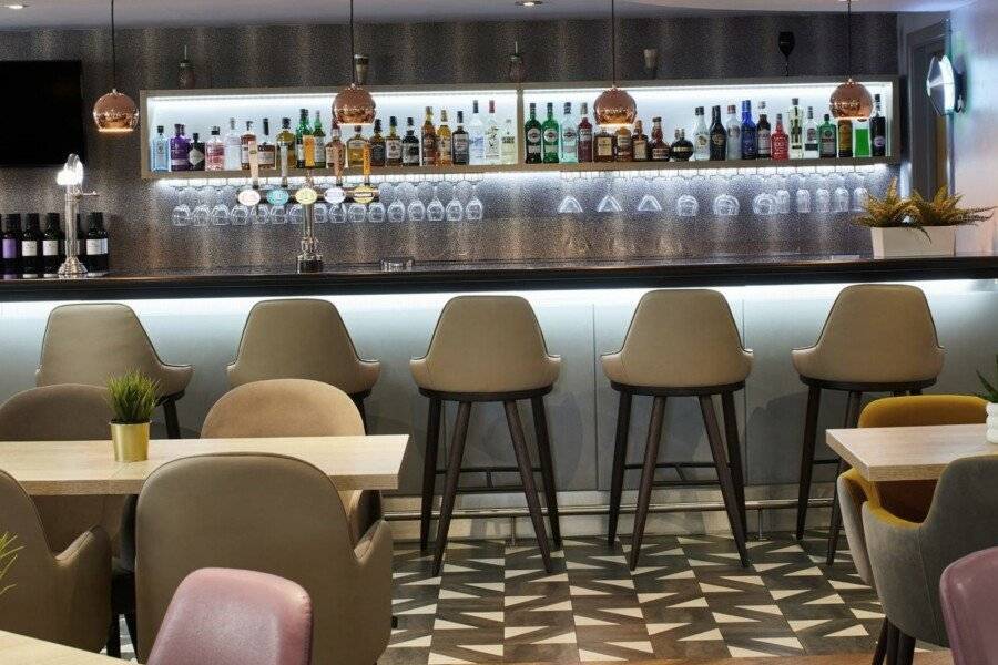 Leonardo London Heathrow Airport bar