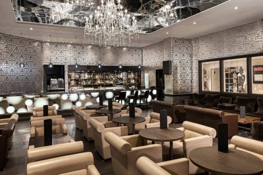 Radisson Blu London Heathrow bar,lounge