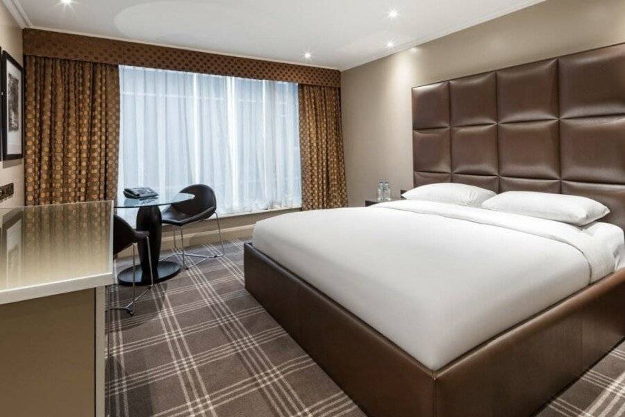 Radisson Blu London Heathrow hotel bedroom