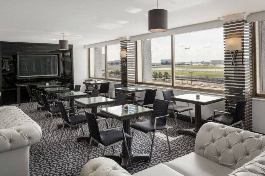 Renaissance London Heathrow Hotel lounge