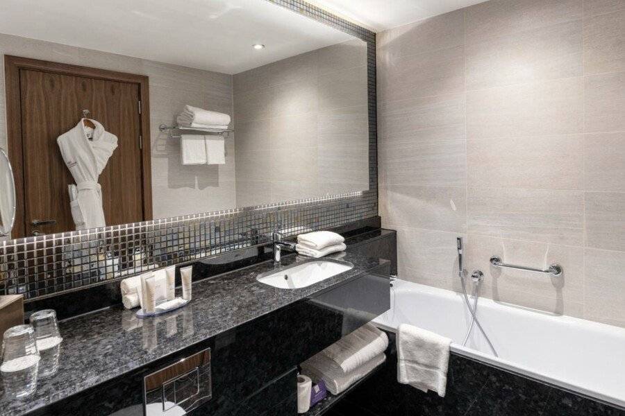 Crowne Plaza London Heathrow bathtub