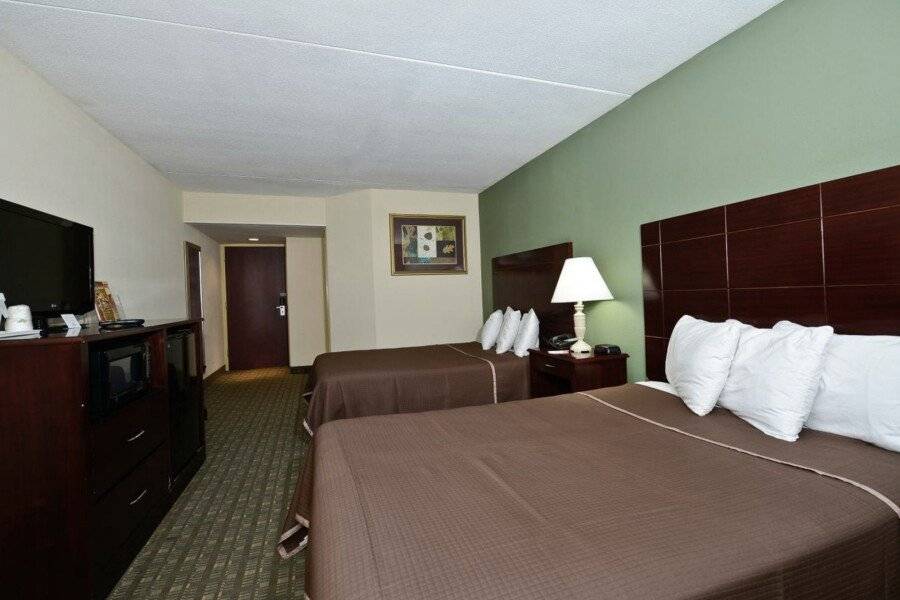 Howard Johnson by Wyndham Airport hotel bedroom