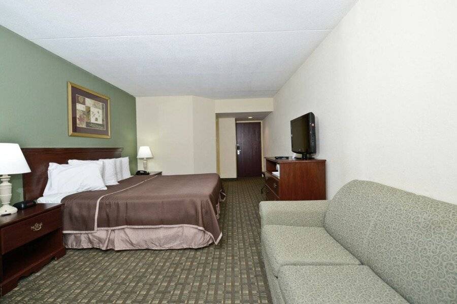 Howard Johnson by Wyndham Airport hotel bedroom