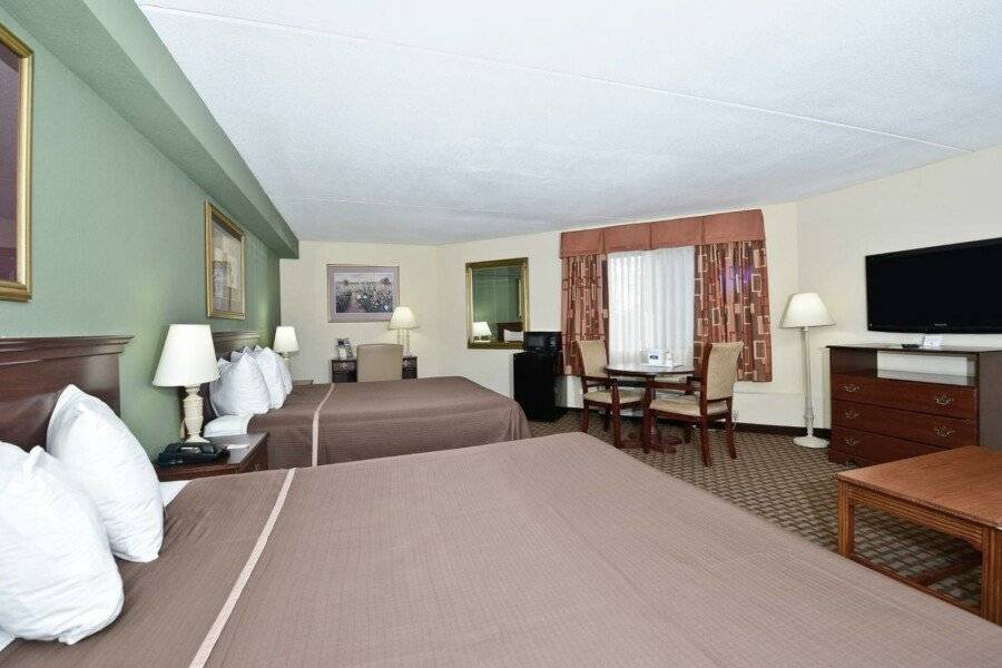 Howard Johnson by Wyndham Airport hotel bedroom