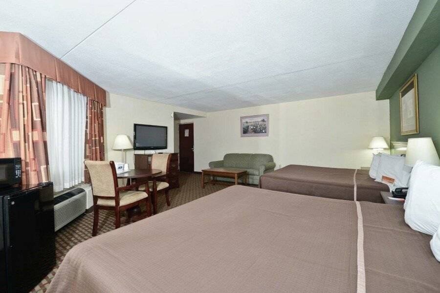 Howard Johnson by Wyndham Airport hotel bedroom