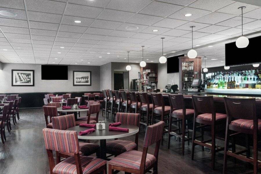 DoubleTree by Hilton Penn Station, NJ restaurant, bar