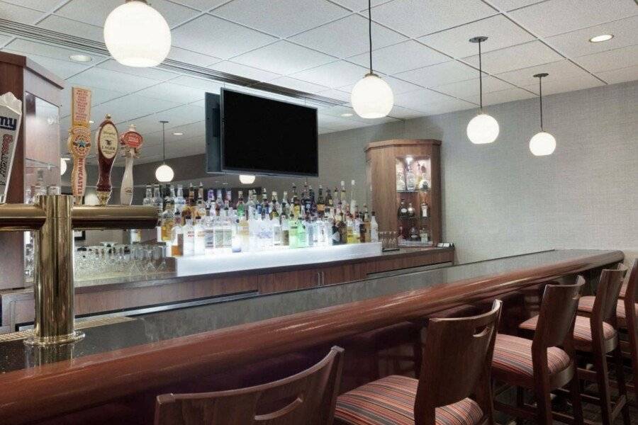 DoubleTree by Hilton Penn Station, NJ bar