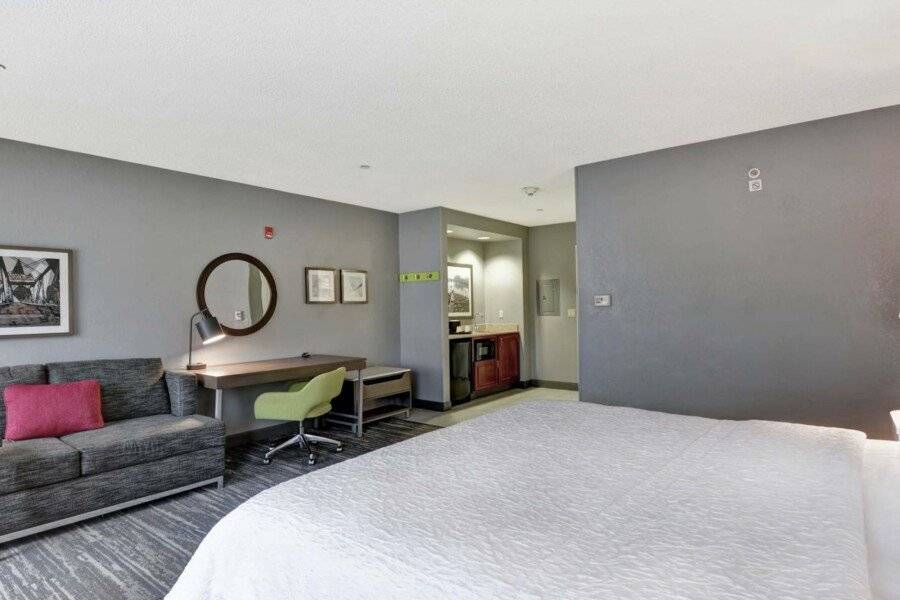 Hampton Inn & Suites-Harrison-Riverwalk hotel bedroom