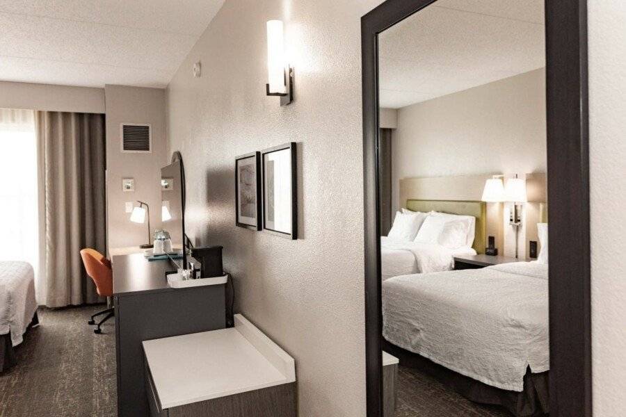 Hampton Inn & Suites By Hilton- Airport Elizabeth hotel bedroom