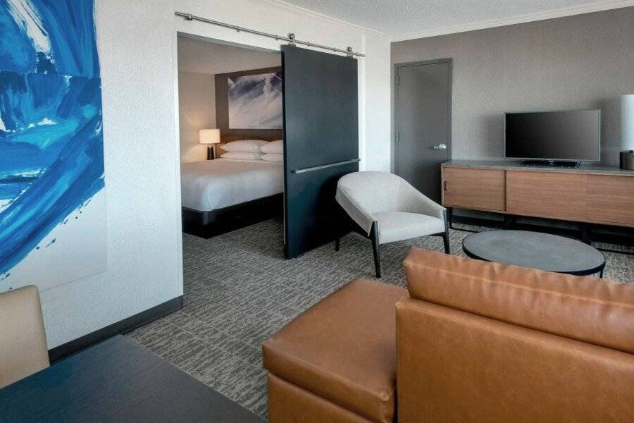 Newark Liberty International Airport Marriott hotel bedroom