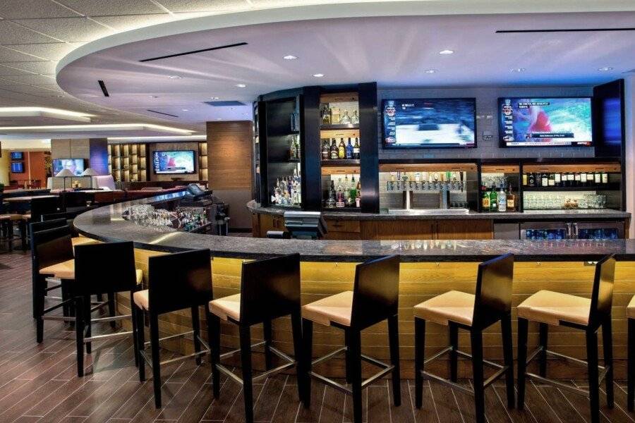 Newark Liberty International Airport Marriott bar