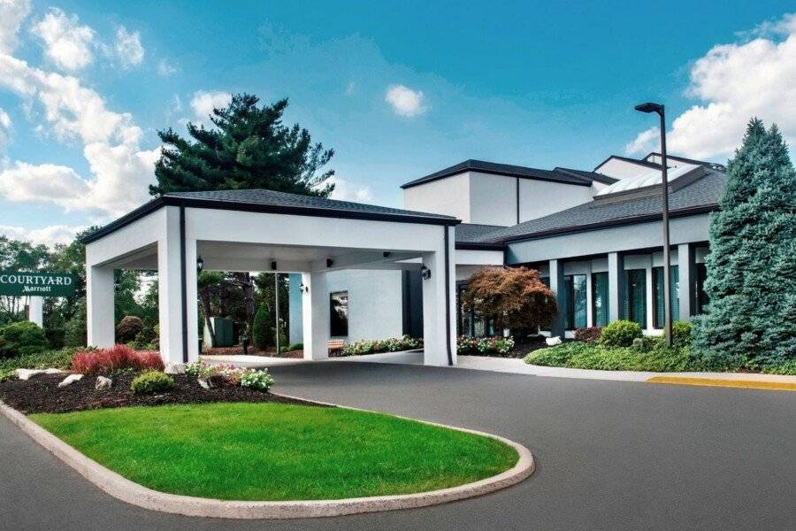 Courtyard Liberty International Airport facade