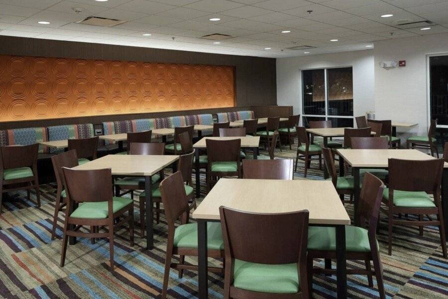 Fairfield Inn & Suites by Marriott Liberty International Airport restaurant