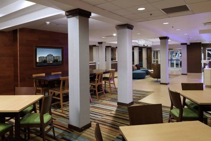 Fairfield Inn & Suites by Marriott Liberty International Airport lobby