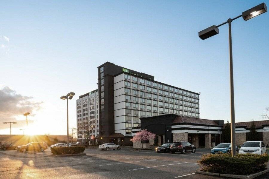 Holiday Inn International Airport facade