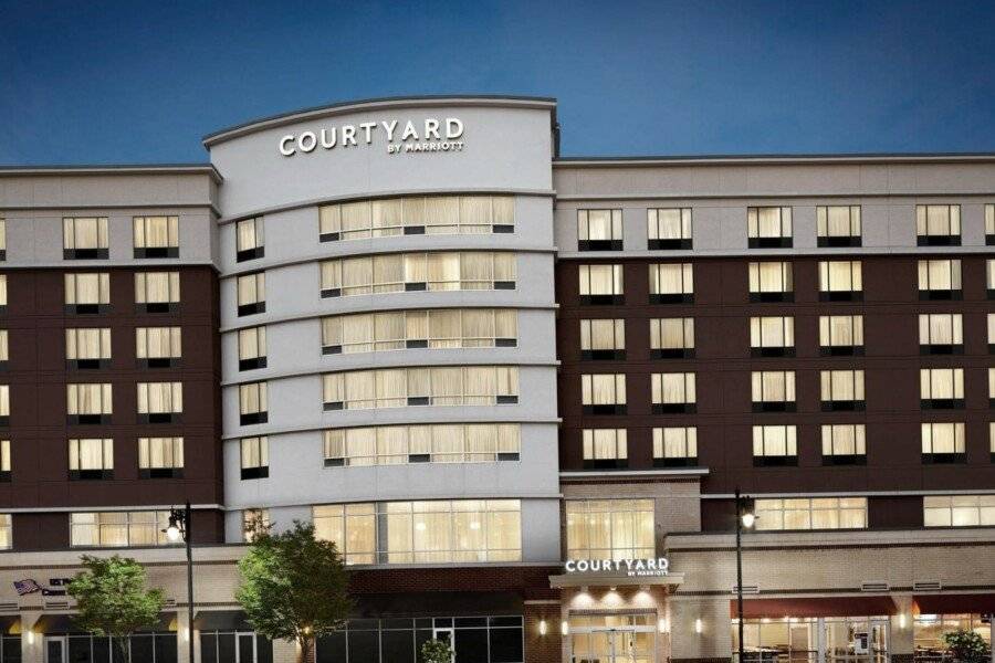 Courtyard by Marriott Downtown facade