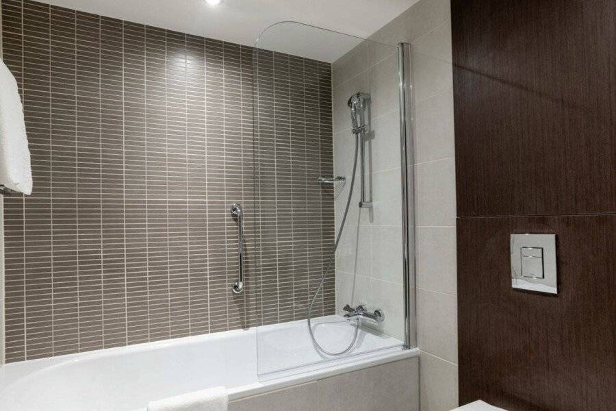 Hilton London Gatwick Airport bathtub