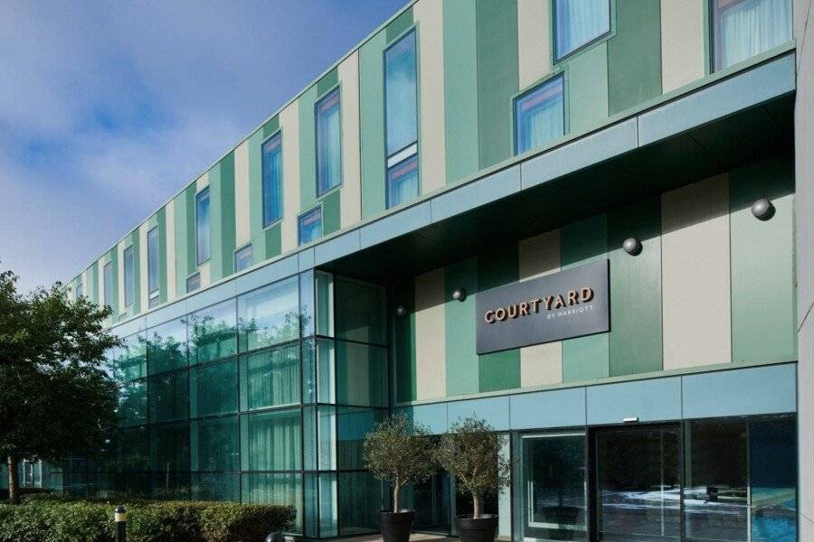 Courtyard by Marriott London Gatwick Airport facade