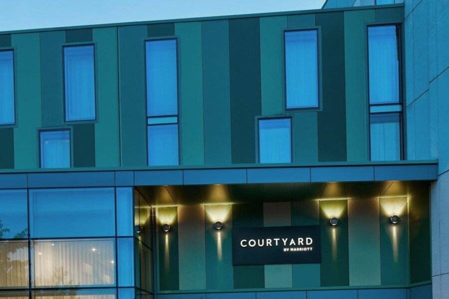 Courtyard by Marriott London Gatwick Airport facade