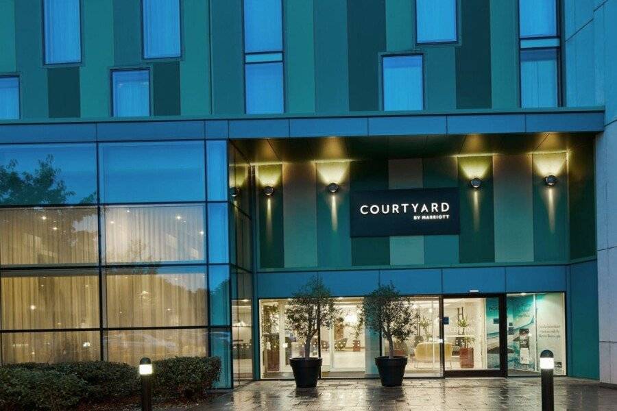 Courtyard by Marriott London Gatwick Airport facade