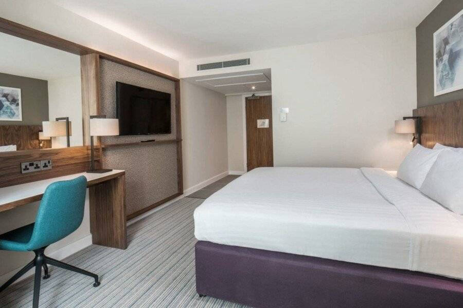 Courtyard by Marriott London Gatwick Airport hotel bedroom