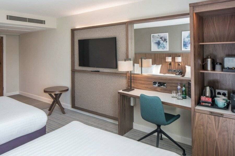 Courtyard by Marriott London Gatwick Airport hotel bedroom