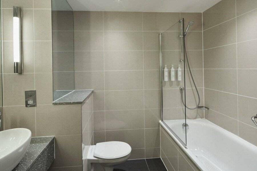 Courtyard by Marriott London Gatwick Airport bathtub