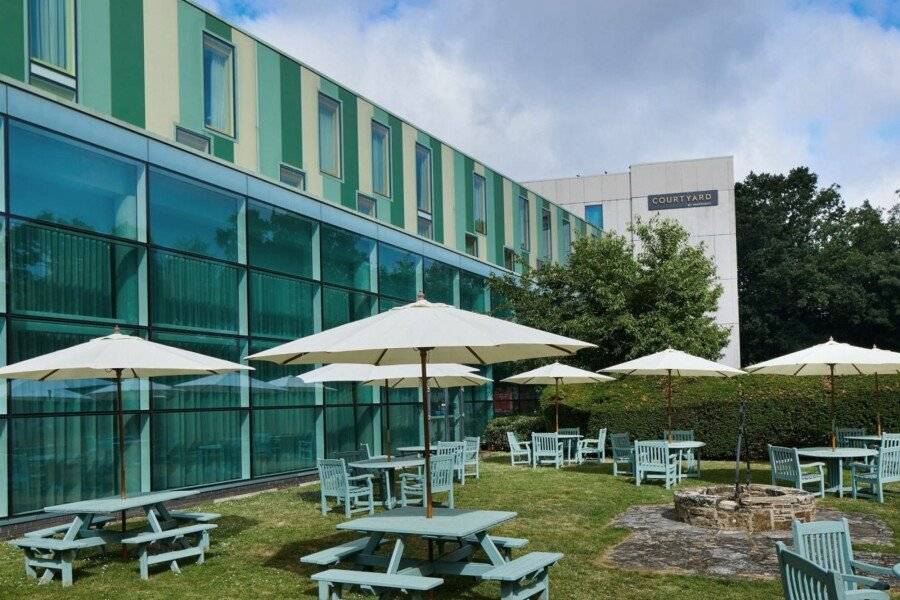 Courtyard by Marriott London Gatwick Airport ,hotel facade,garden