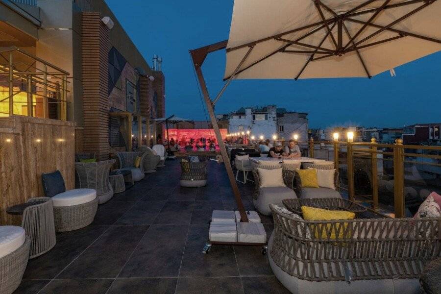 Ramada By Wyndham Istanbul Pera Taksim , rooftop pool, bar