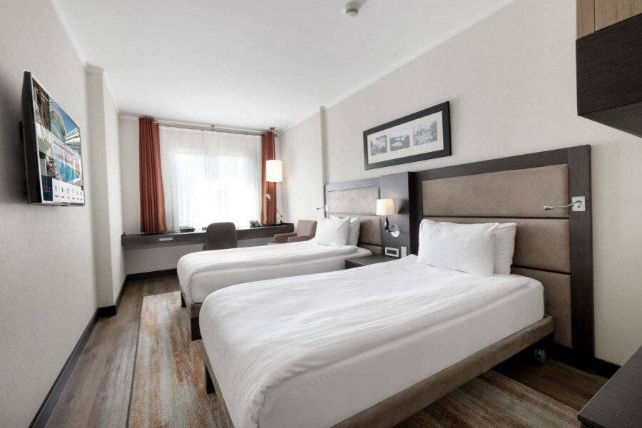 Ramada Plaza By Wyndham Istanbul City Center hotel bedroom