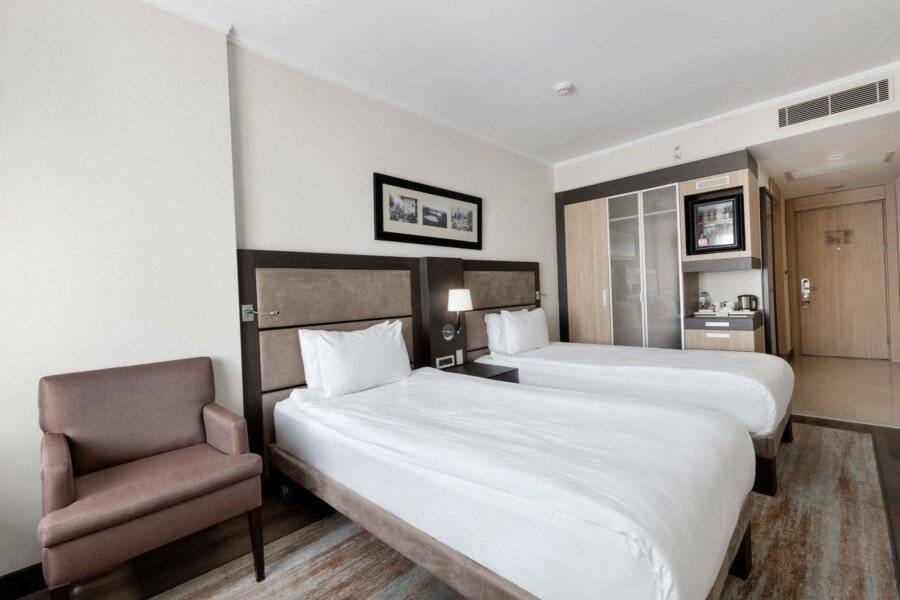 Ramada Plaza By Wyndham Istanbul City Center hotel bedroom