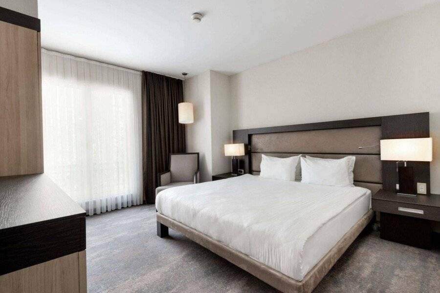 Ramada Plaza By Wyndham Istanbul City Center hotel bedroom