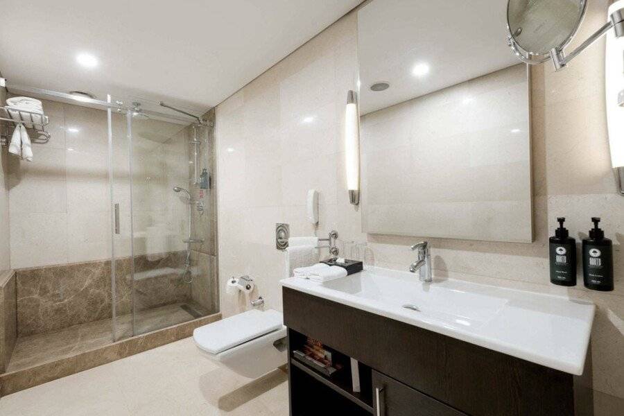 Ramada Plaza By Wyndham Istanbul City Center bathtub