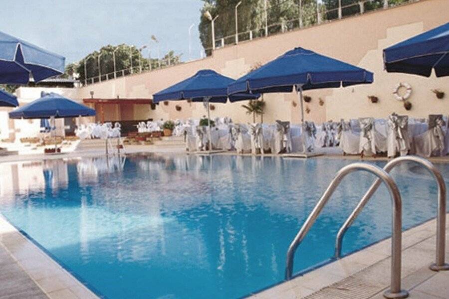 Akgun Istanbul Hotel outdoor pool