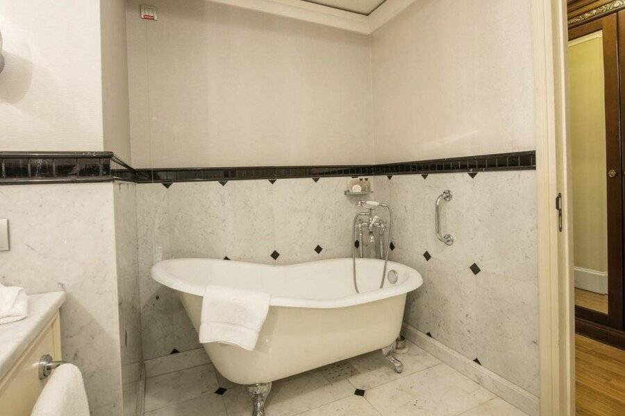 Pera Palace Hotel bathtub