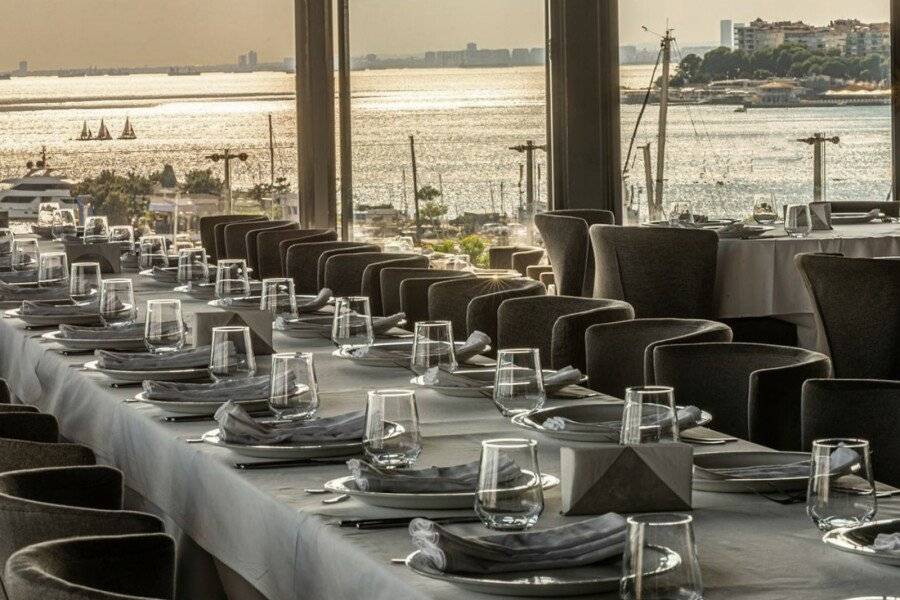 Wyndham Grand Istanbul Kalamış Marina Hotel restaurant,ocean view