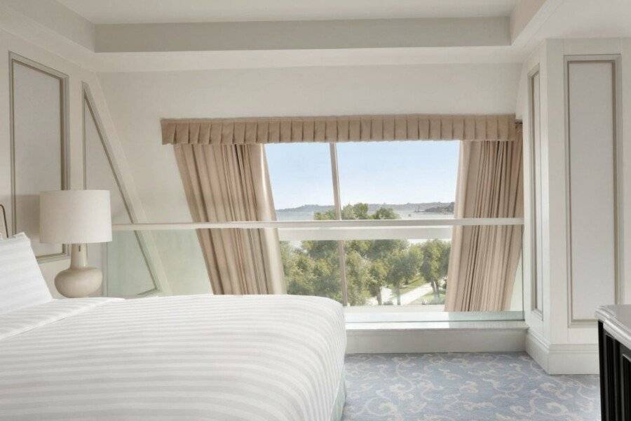 Shangri-La Bosphorus hotel bedroom,ocean view