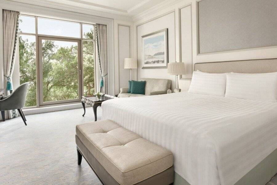 Shangri-La Bosphorus hotel bedroom