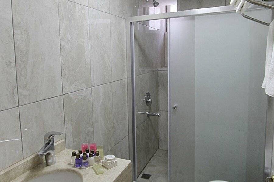 Apple Tree Hotel bathtub