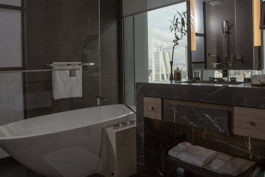 Fairmont Quasar Istanbul Hotel bathtub