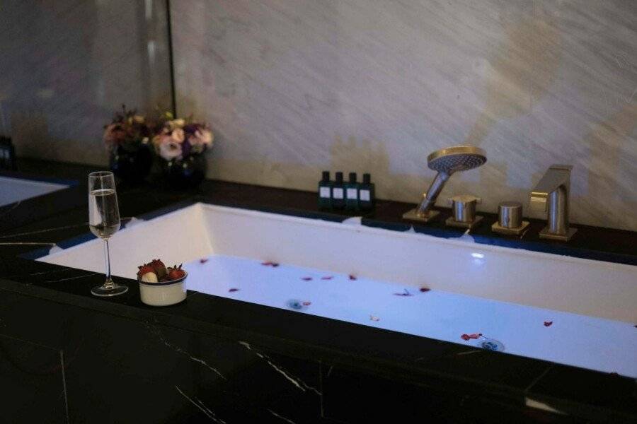 Radisson Collection Hotel, Vadistanbul bathtub,jacuzzi,