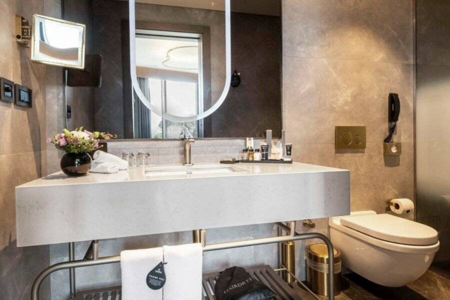 Radisson Collection Hotel, Vadistanbul bathtub