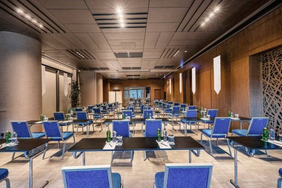 Radisson Collection Hotel, Vadistanbul conference room